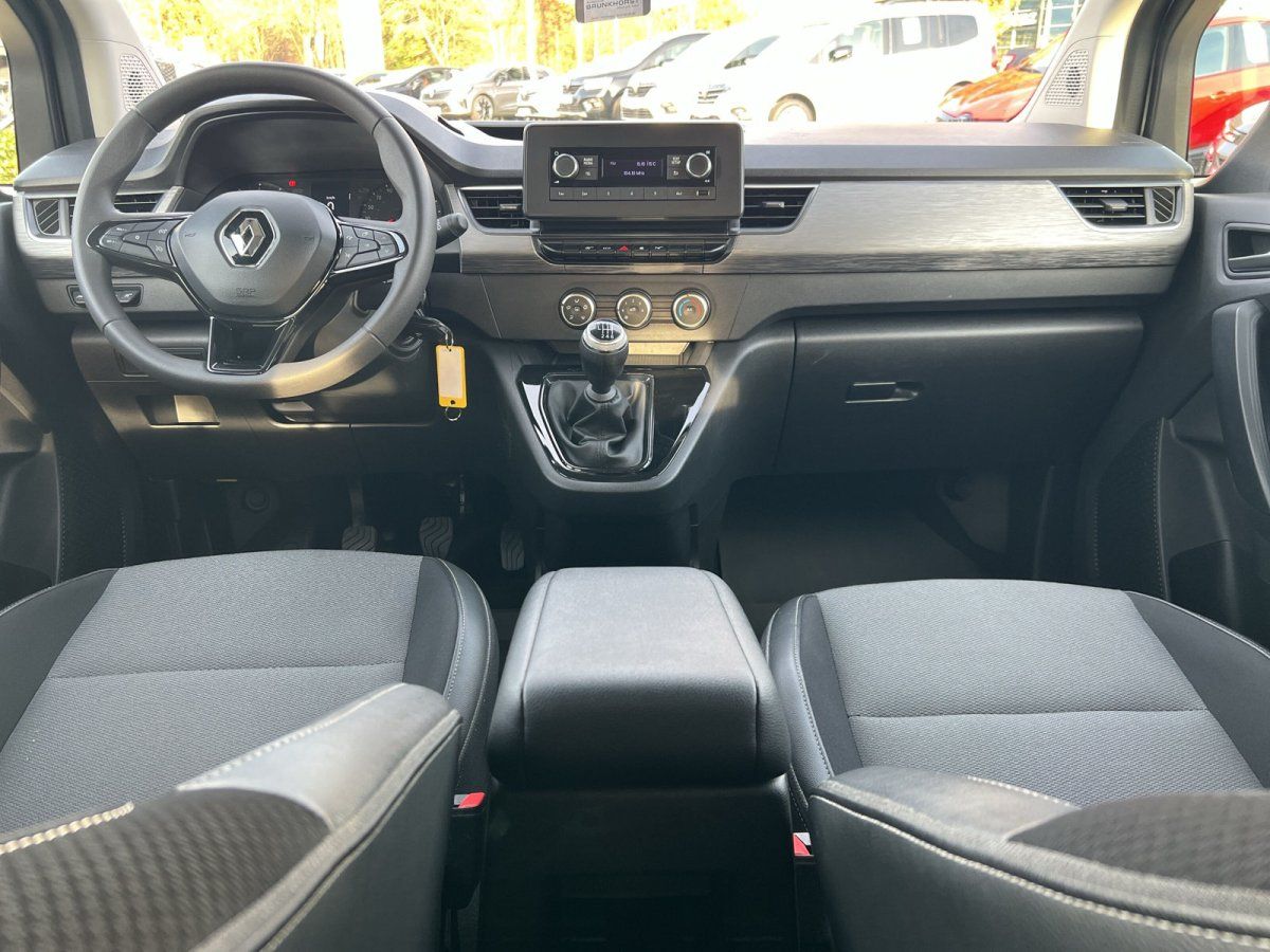 Renault Kangoo Innenraum mit Cockpit, Schaltgetriebe und grauen Stoffsitzen im Autohaus