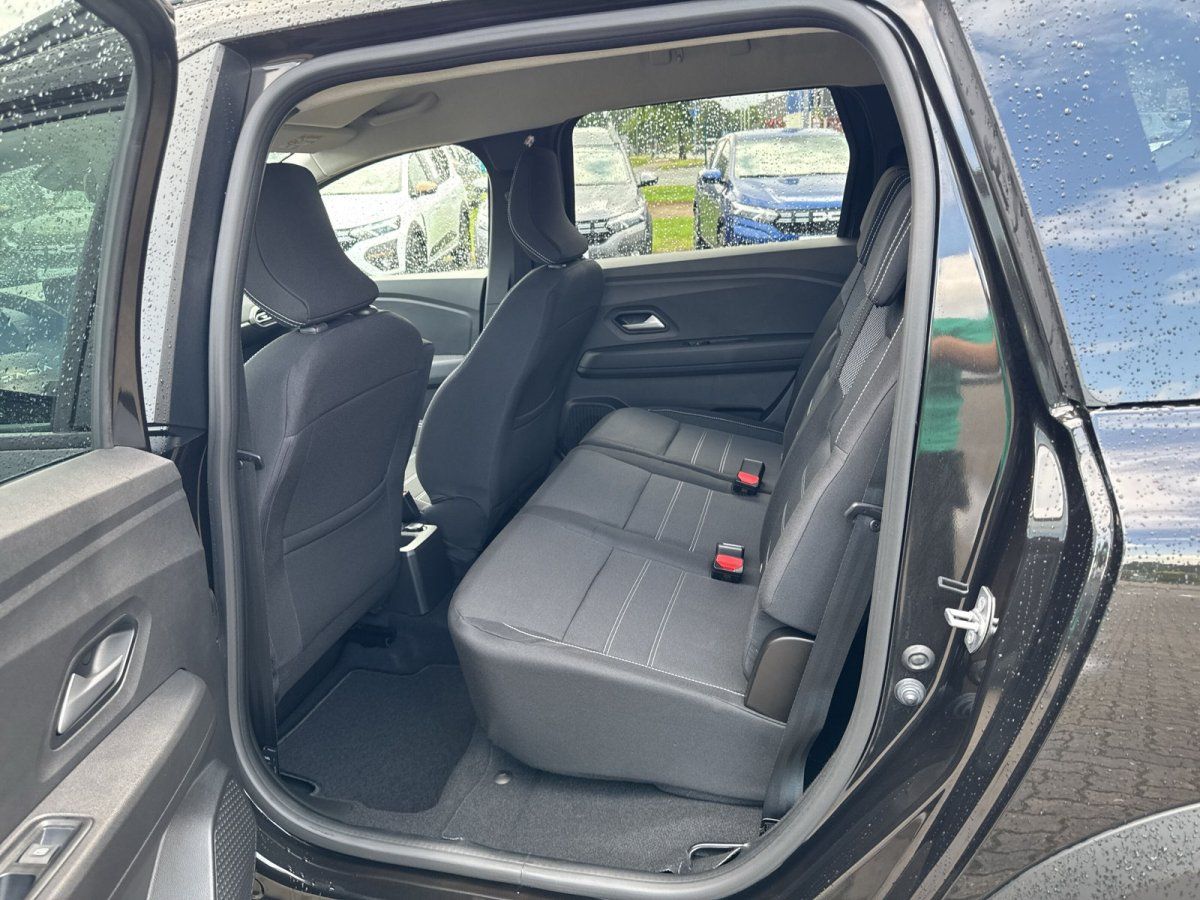 Rücksitzbank schwarzes Fahrzeug Innenraum mit Stoffsitzen und Kontrastnähten im Autohaus