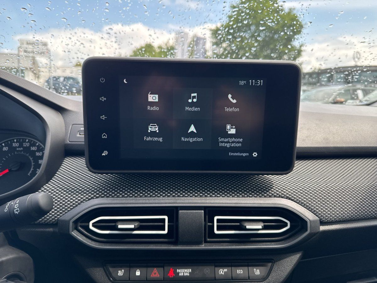 Infotainment-Touchscreen im Dacia Sandero mit Navigation und Smartphone Integration im Autohaus