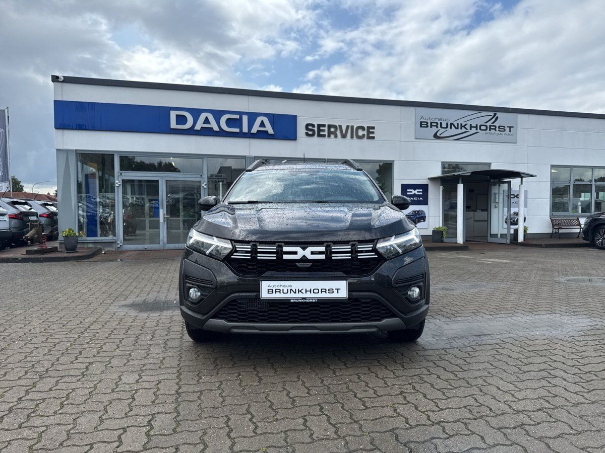 Schwarzer Dacia Jogger Frontansicht im Autohaus Brunkhorst Showroom