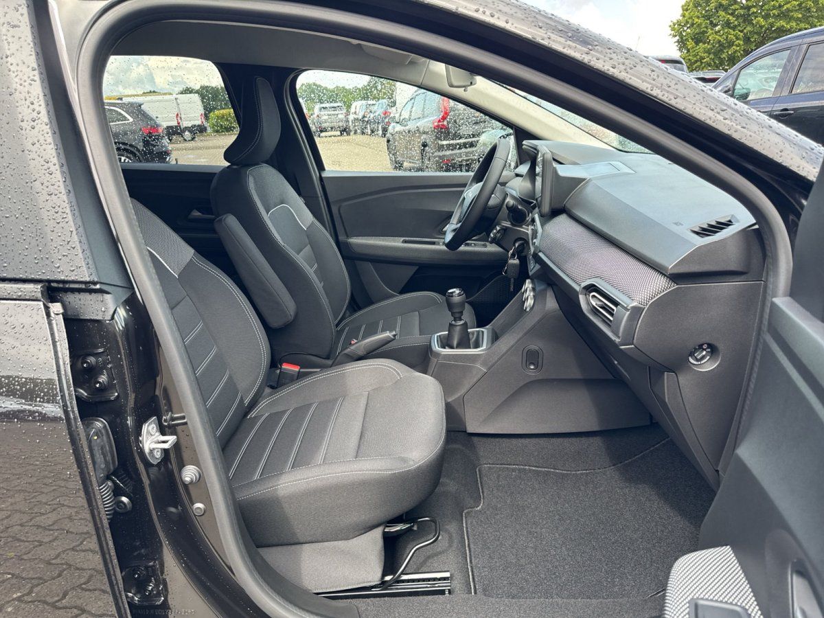 Dacia Sandero Innenraum Beifahrerseite mit Stoffsitzen und Schaltgetriebe bei Autohaus