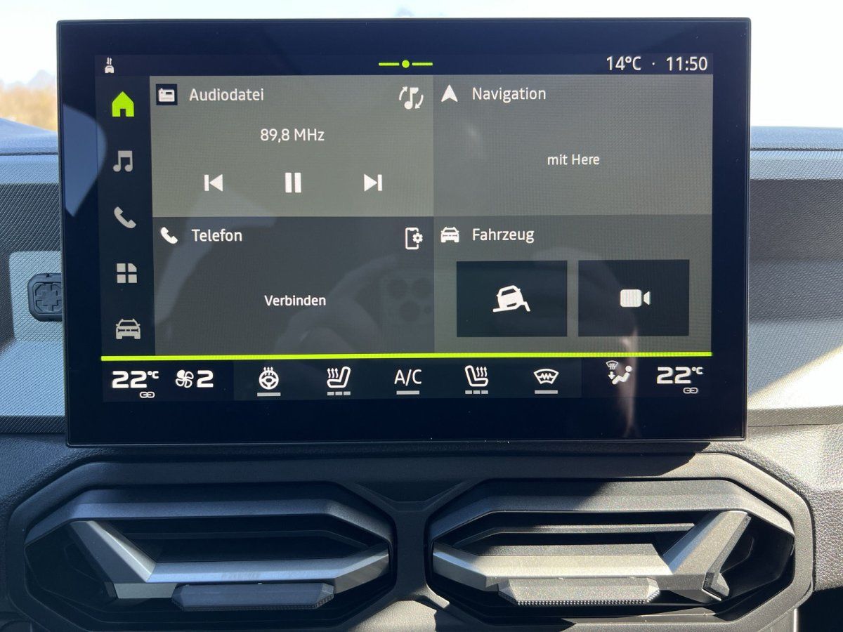 Skoda Infotainment-Bildschirm mit Navigation, Radio 89,8 MHz und Klimasteuerung 22°C