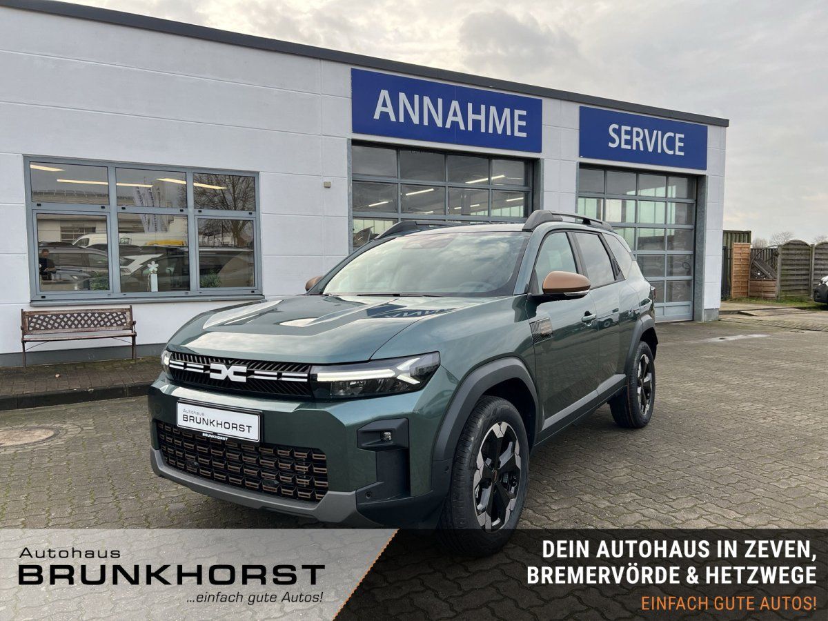 Dacia Duster 3. Generation in Dunkelgrün im Autohaus Showroom – SUV Frontansicht