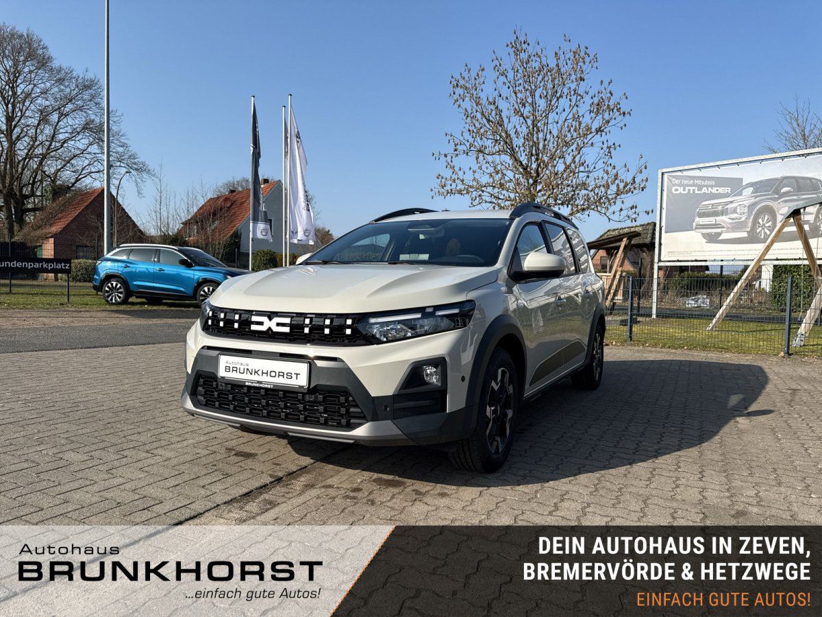 Dacia Jogger in Sandfarbe im Autohaus Brunkhorst Showroom – Frontansicht