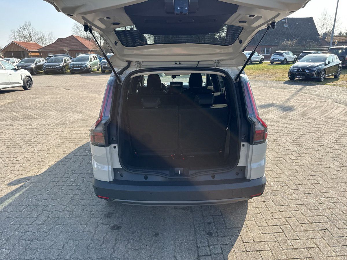 Weißes SUV mit geöffneter Heckklappe im Autohaus – Kofferraum und Innenraum sichtbar