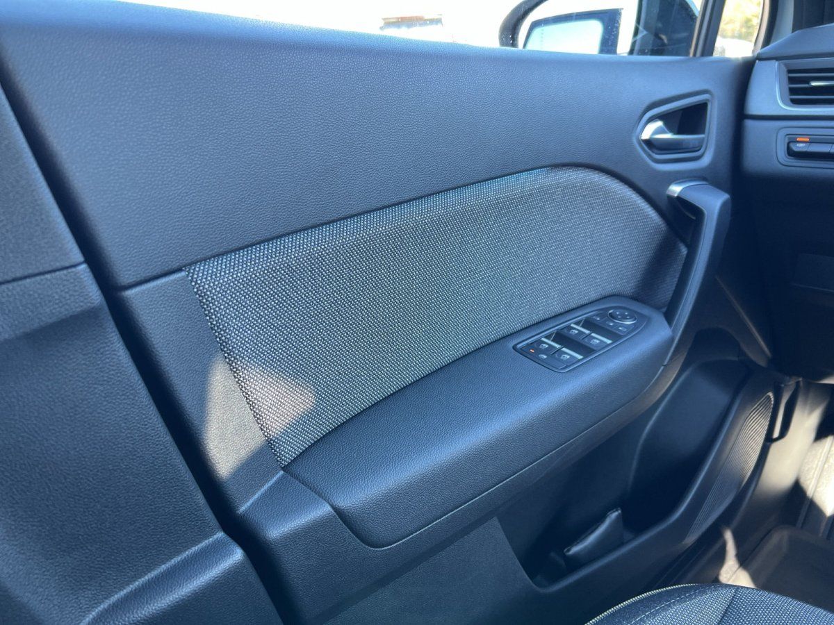 Fahrzeuginnenraum Türverkleidung mit Griff im Autohaus