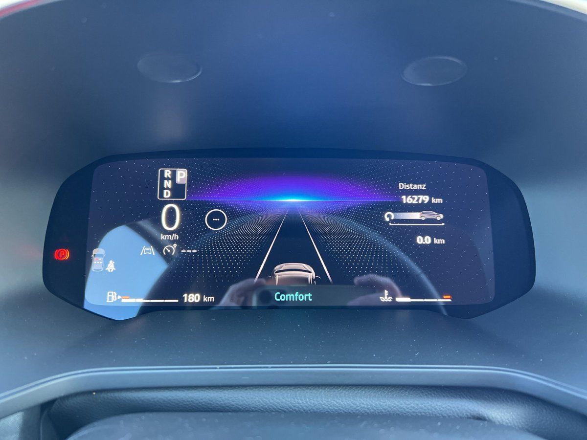 Volkswagen Fahrzeuginnenraum mit digitalem Cockpit im Autohaus