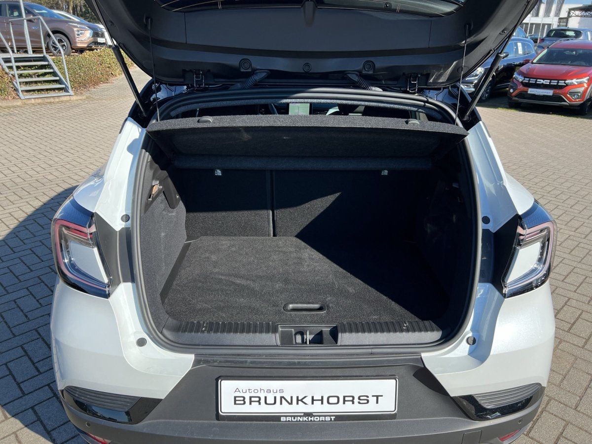 Weißer Kompakt-SUV mit geöffnetem Kofferraum im Autohaus Brunkhorst Showroom