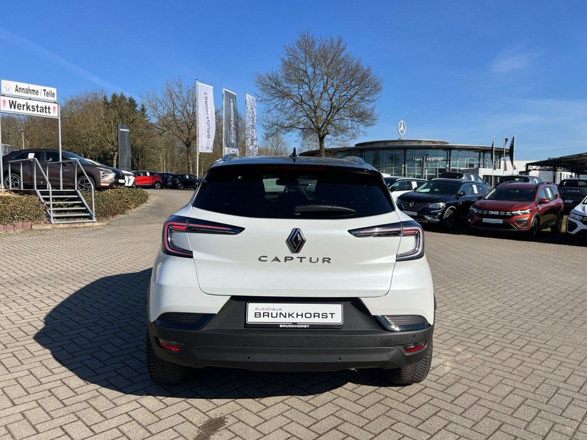 Renault Captur Weiß Heckansicht im Autohaus Brunkhorst Showroom