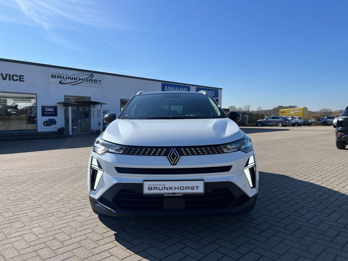 Weißer Renault SUV Frontansicht im Autohaus Brunkhorst Showroom