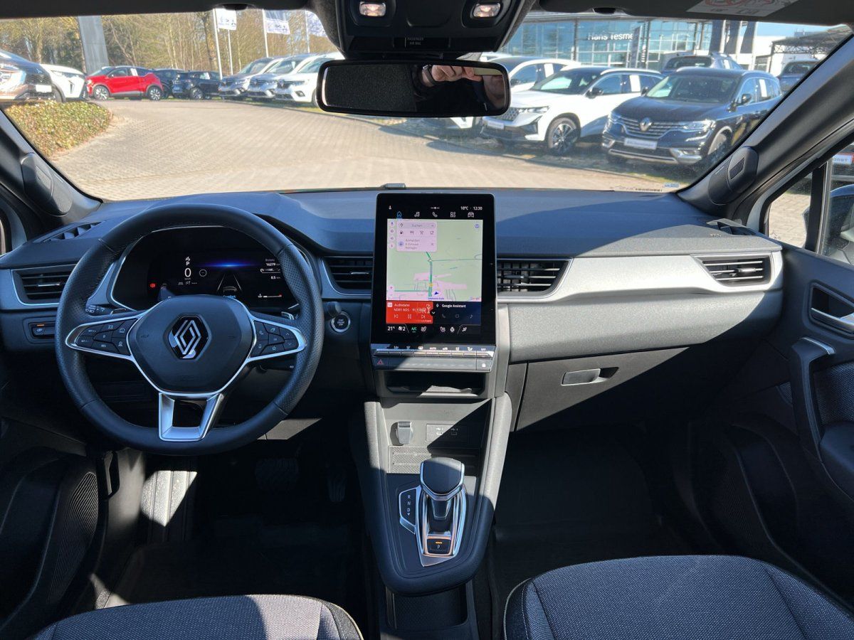 Renault Innenraum mit großem Touchscreen-Navi, Lederlenkrad und Automatikgetriebe im Autohaus