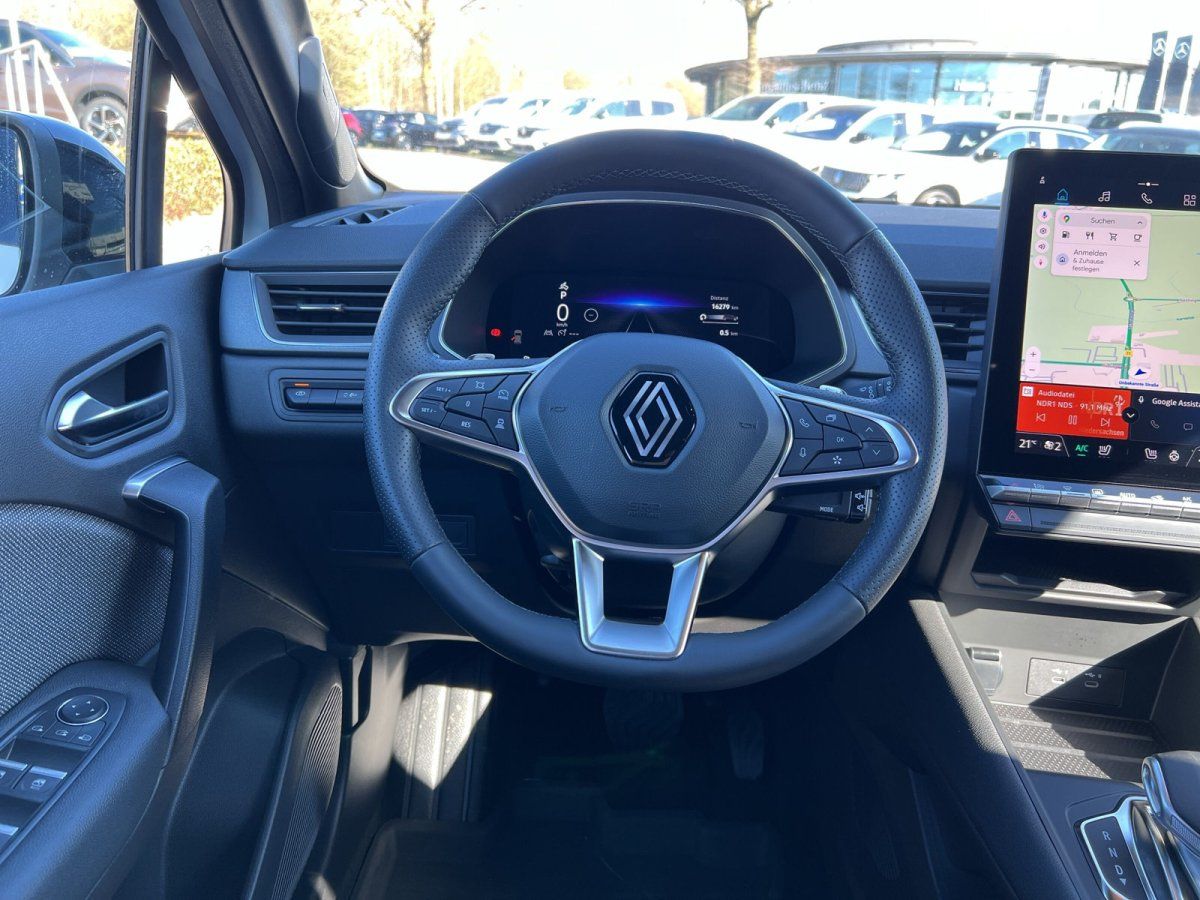 Renault Innenraum mit Lenkrad und großem Touchscreen-Navigationssystem im Autohaus