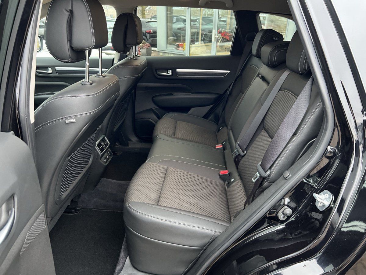 Nissan Pathfinder Innenraum Rücksitzbank in schwarzem Leder mit Klimaauslässen