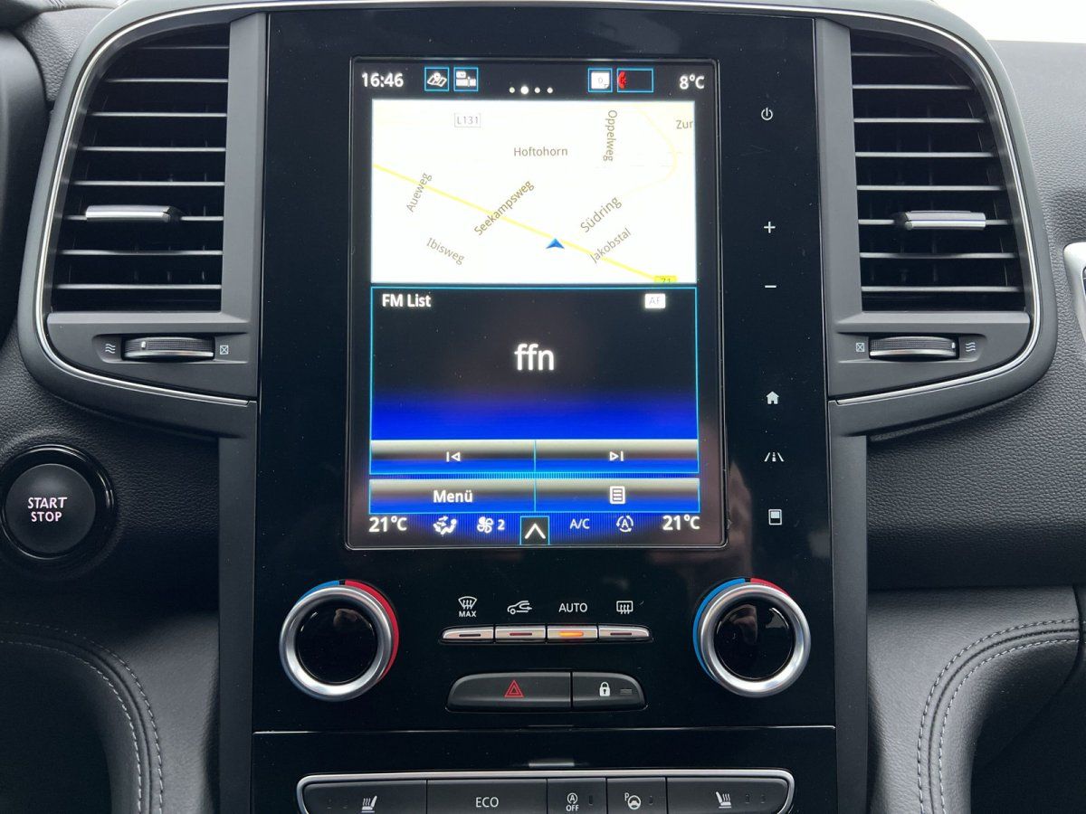 Renault Innenraum mit Touchscreen-Navigation und Cockpit in modernem Autohaus