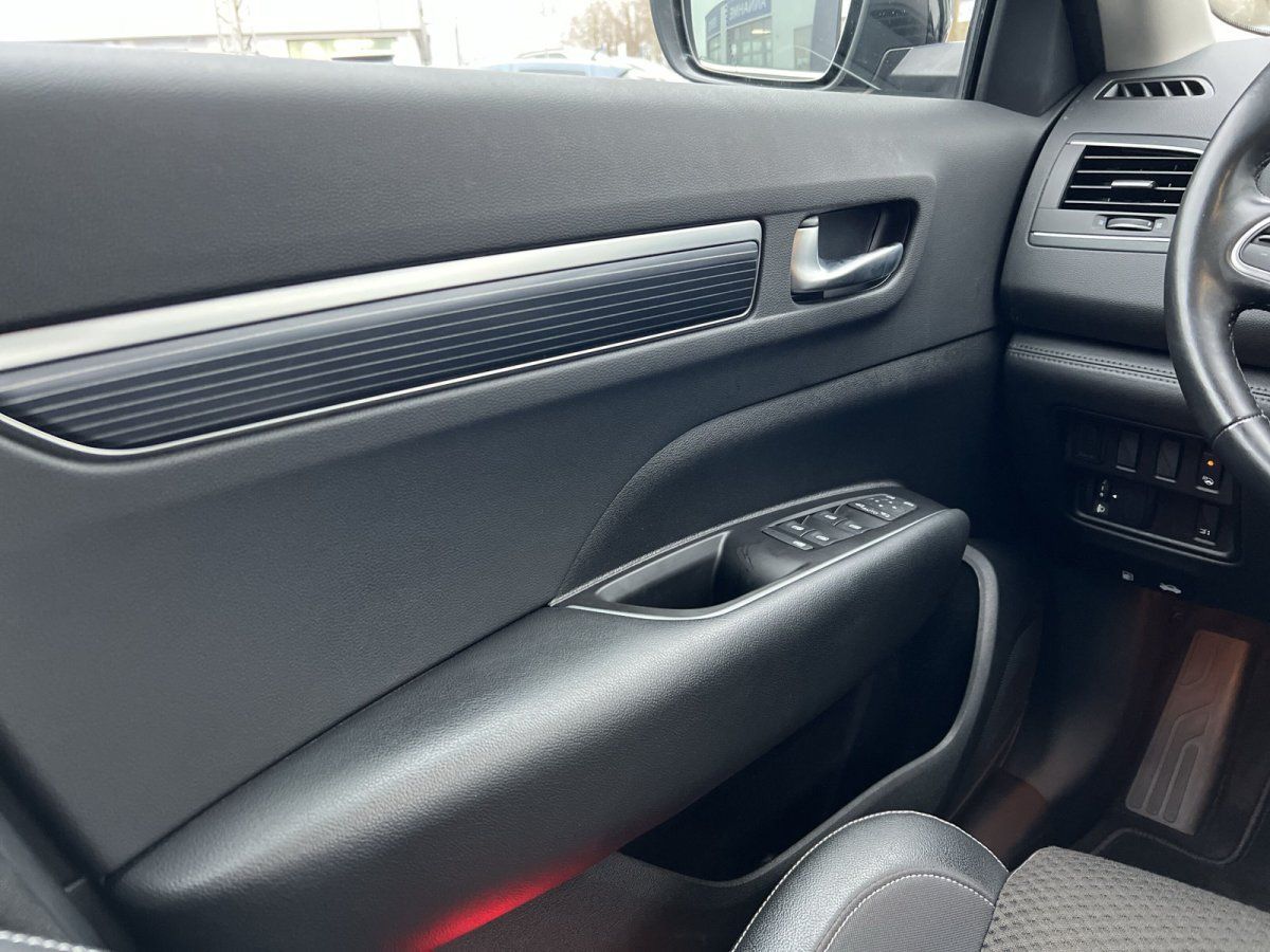 Schwarzes Fahrzeug Innenraum Fahrertür mit Fensterheber, Türgriff und Leder-Verkleidung