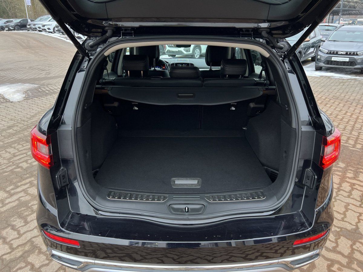 Schwarzer SUV Kofferraum offen im Autohaus – geräumiger Laderaum mit Abdeckrollo