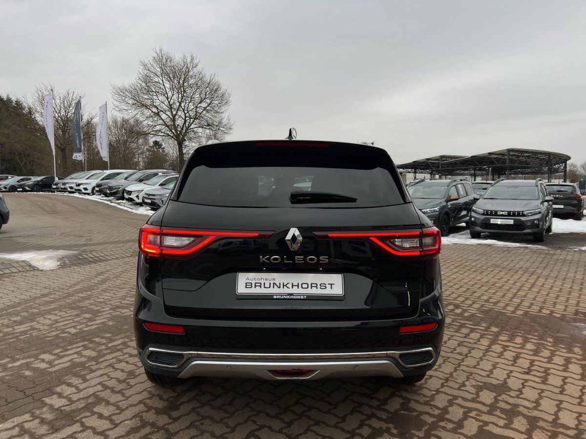 Schwarzer Renault Koleos SUV Heckansicht im Autohaus Brunkhorst Showroom