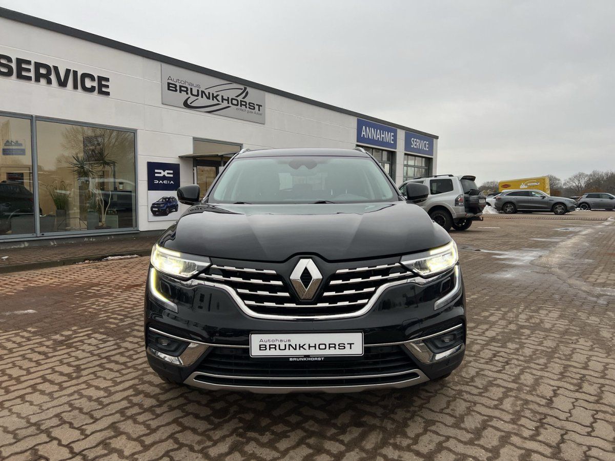 Schwarzer Renault Koleos Frontansicht im Autohaus Brunkhorst Showroom