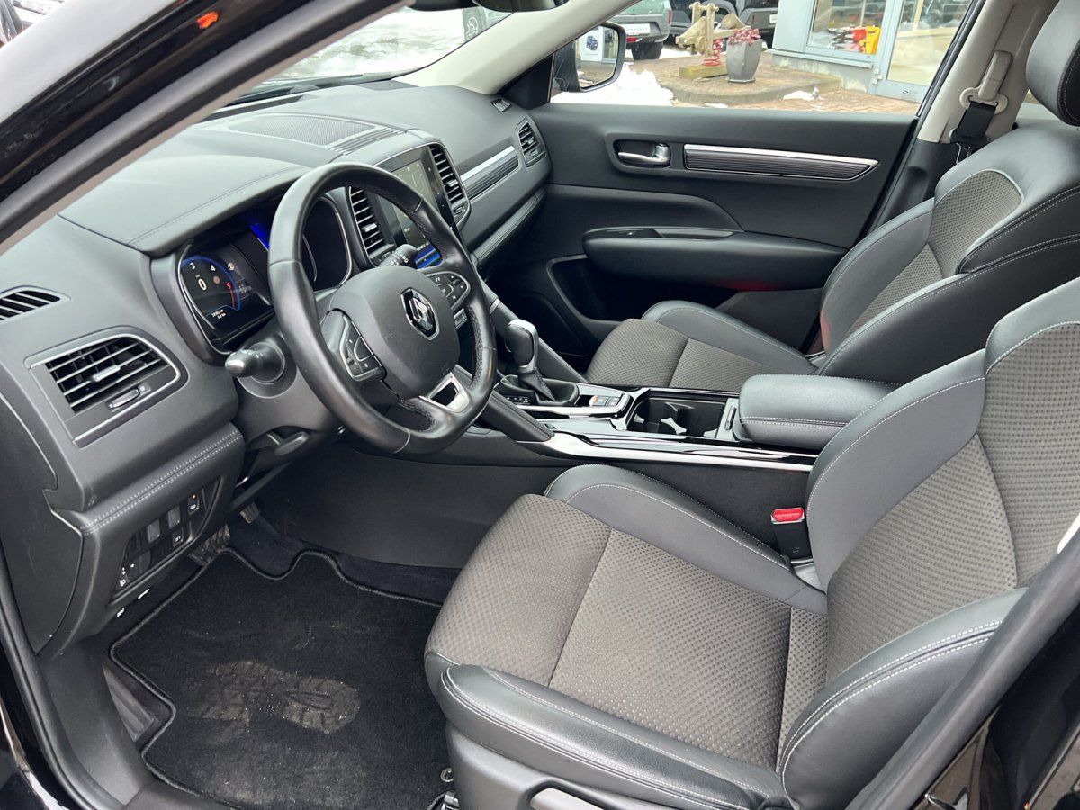 Fahrzeuginnenraum mit schwarzen Ledersitzen, Lenkrad und modernem Cockpit