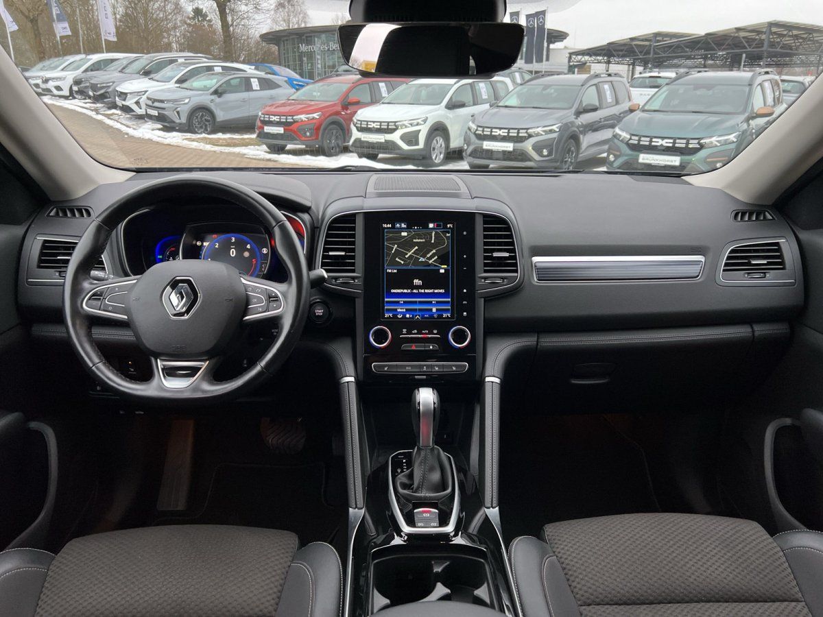 Renault Koleos Innenraum mit Touchscreen-Navigation, Automatikgetriebe und schwarzem Lederlenkrad