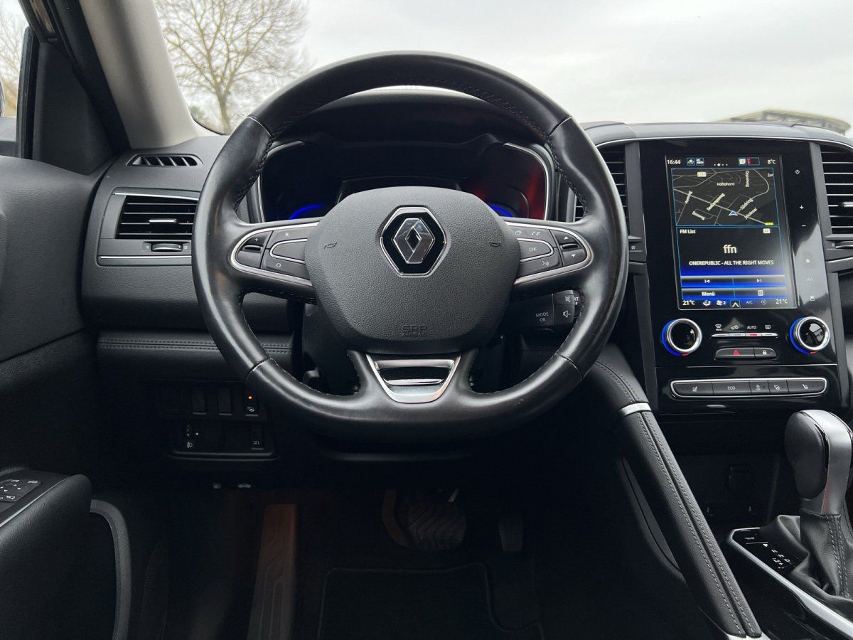 Fahrzeug-Innenraum mit Cockpit und Armaturenbrett in einem modernen Autohaus