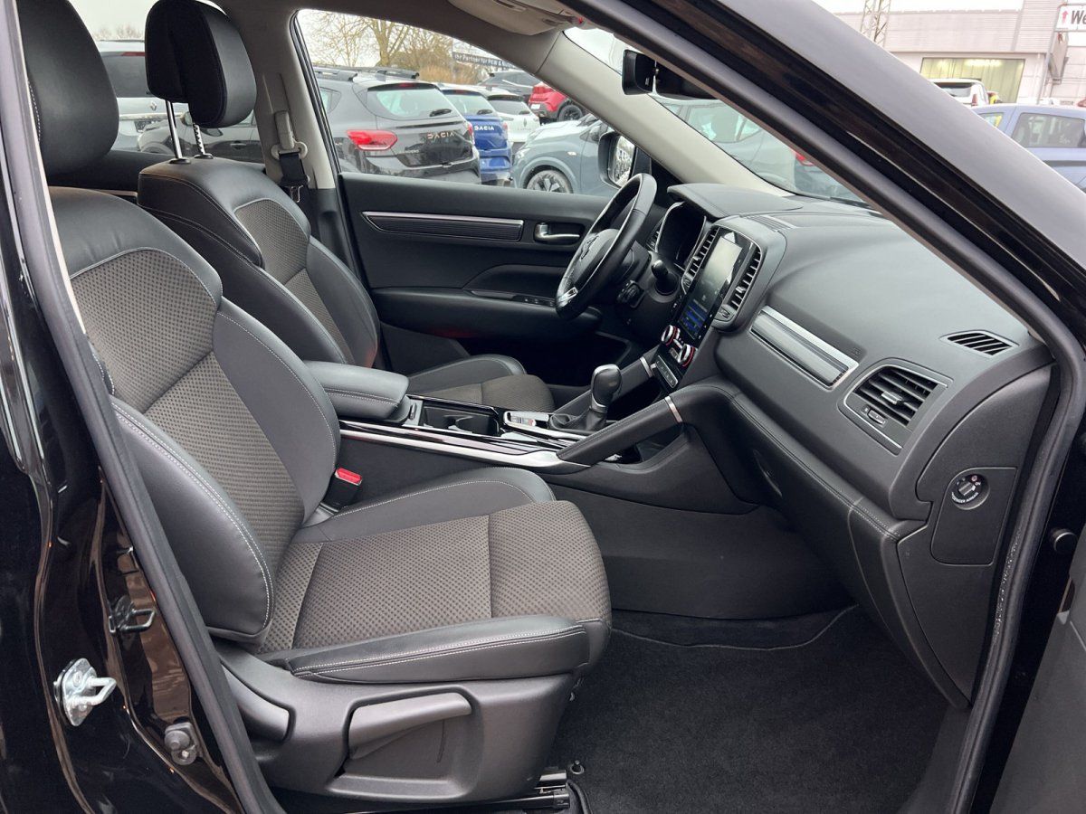 Renault Koleos Innenraum mit schwarzen Ledersitzen und modernem Infotainmentsystem