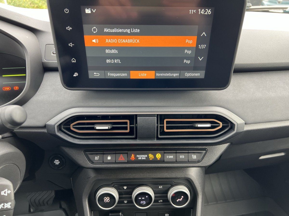 Innenraum Dacia Sandero mit Infotainment-Touchscreen und Klimaanlage im Autohaus