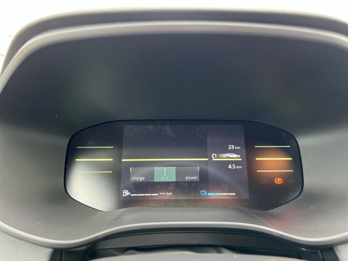 Digitales Cockpit-Display eines Elektrofahrzeugs mit Eco-Modus, 23 km Reichweite im Autohaus