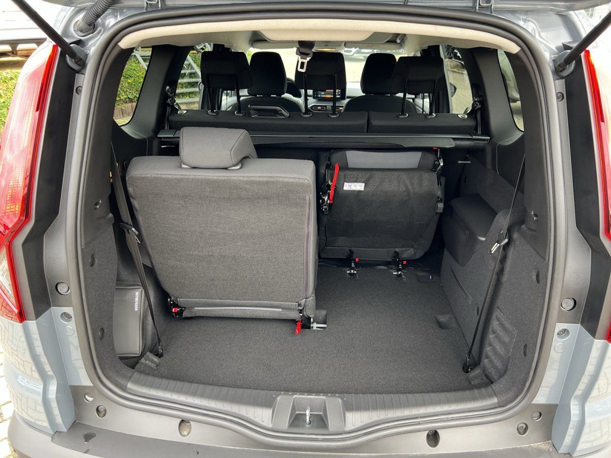 Kofferraum eines silbernen Dacia Jogger mit umklappbarer dritter Sitzreihe und großem Laderaum