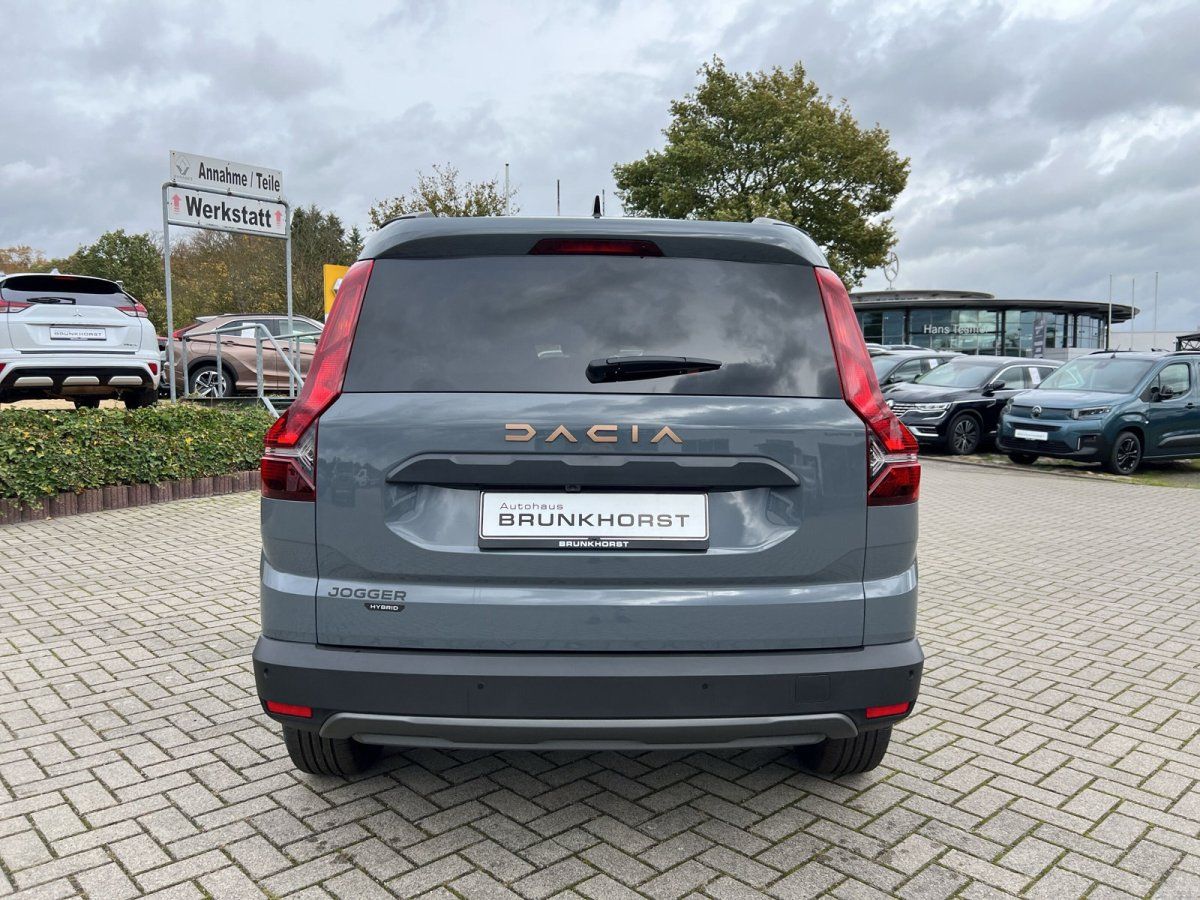 Dacia Jogger Hybrid Heckansicht grau im Autohaus Brunkhorst Showroom