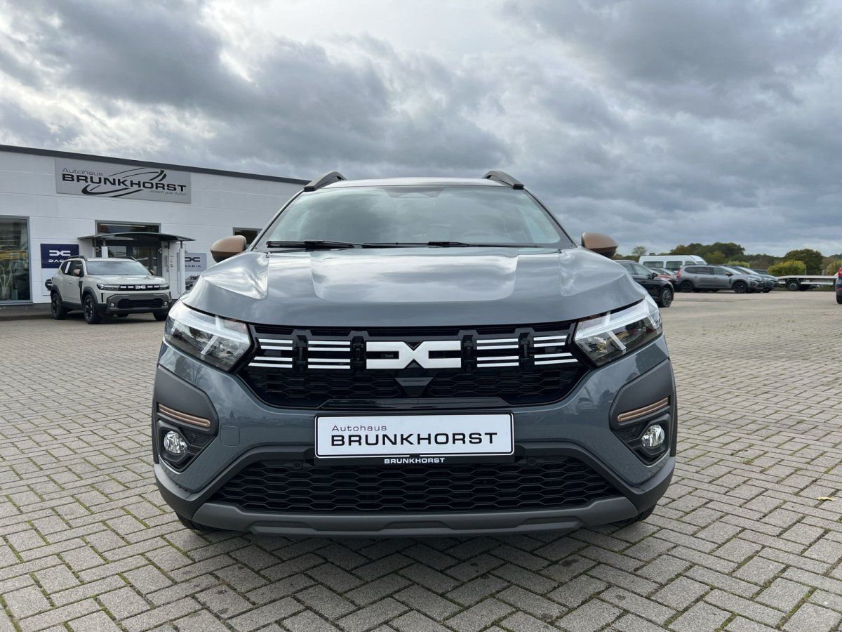 Dacia Jogger Frontansicht grau im Autohaus Brunkhorst Showroom