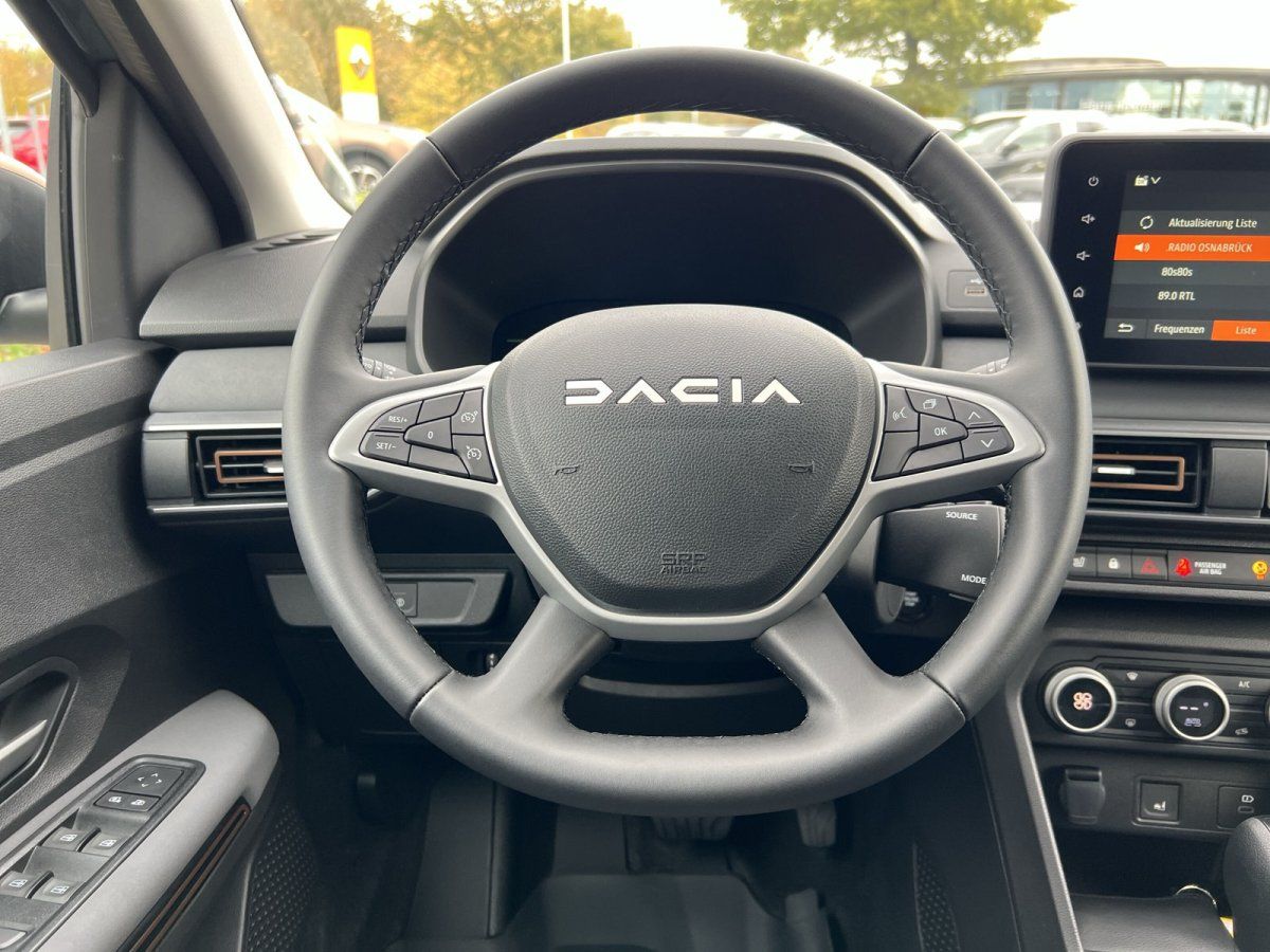 Dacia Innenraum Lenkrad mit Multifunktionstasten und Infotainment-Display