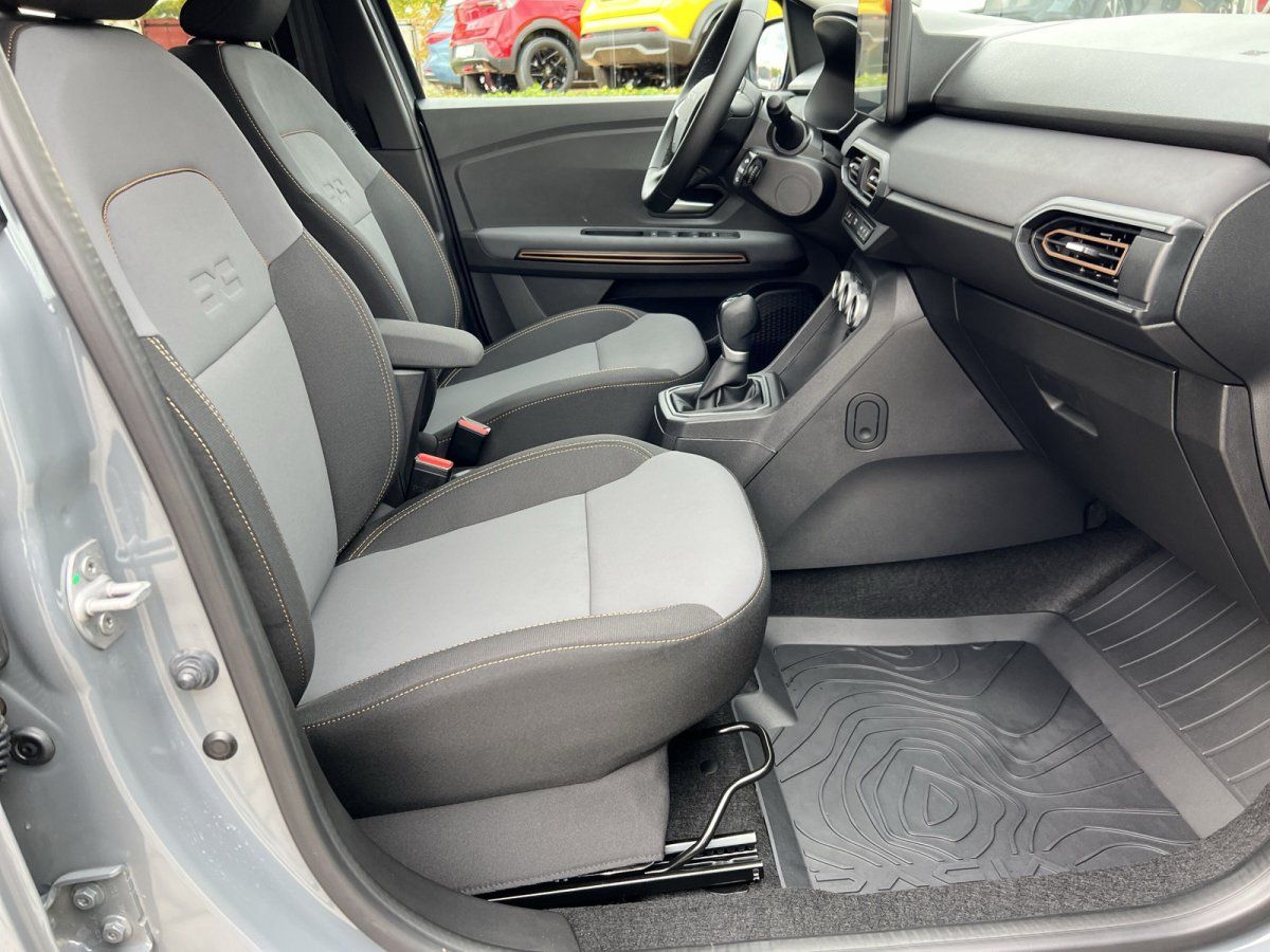 Innenraum Dacia Jogger Beifahrerseite mit grau-schwarzen Sitzen und Schaltgetriebe im Autohaus