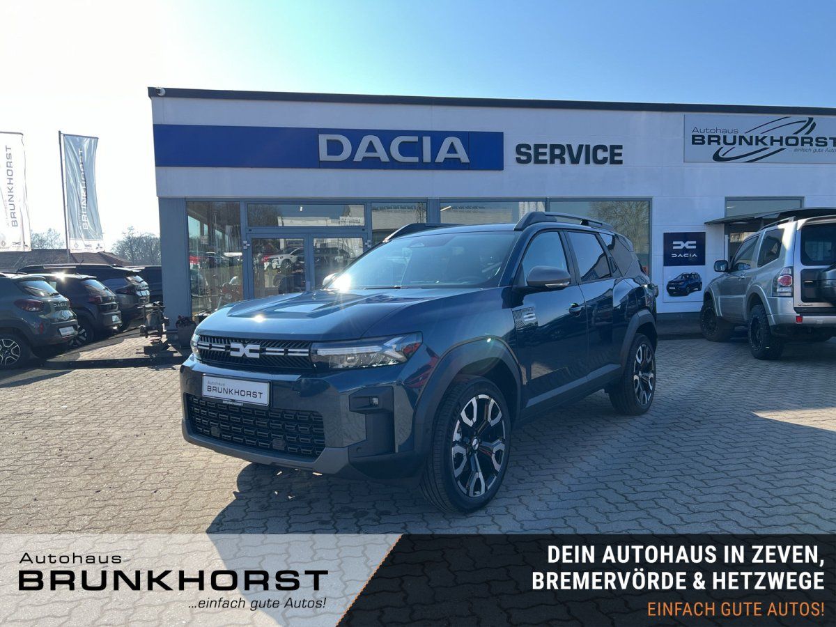 Dacia SUV in Dunkelblau im Autohaus Brunkhorst Showroom – Frontansicht