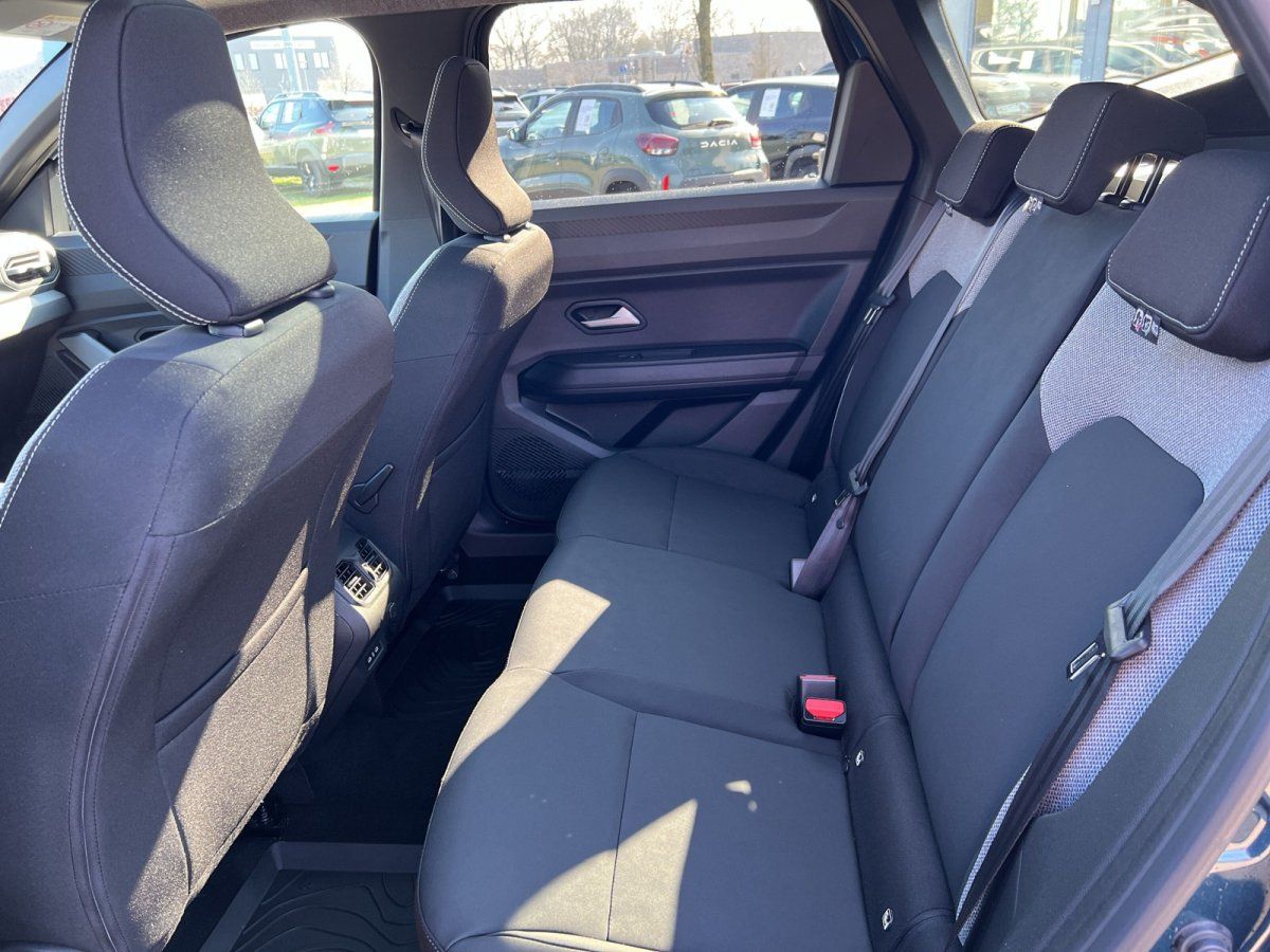 Fahrzeuginnenraum Rücksitzbank mit schwarzen Stoffsitzen und Sicherheitsgurten im Autohaus