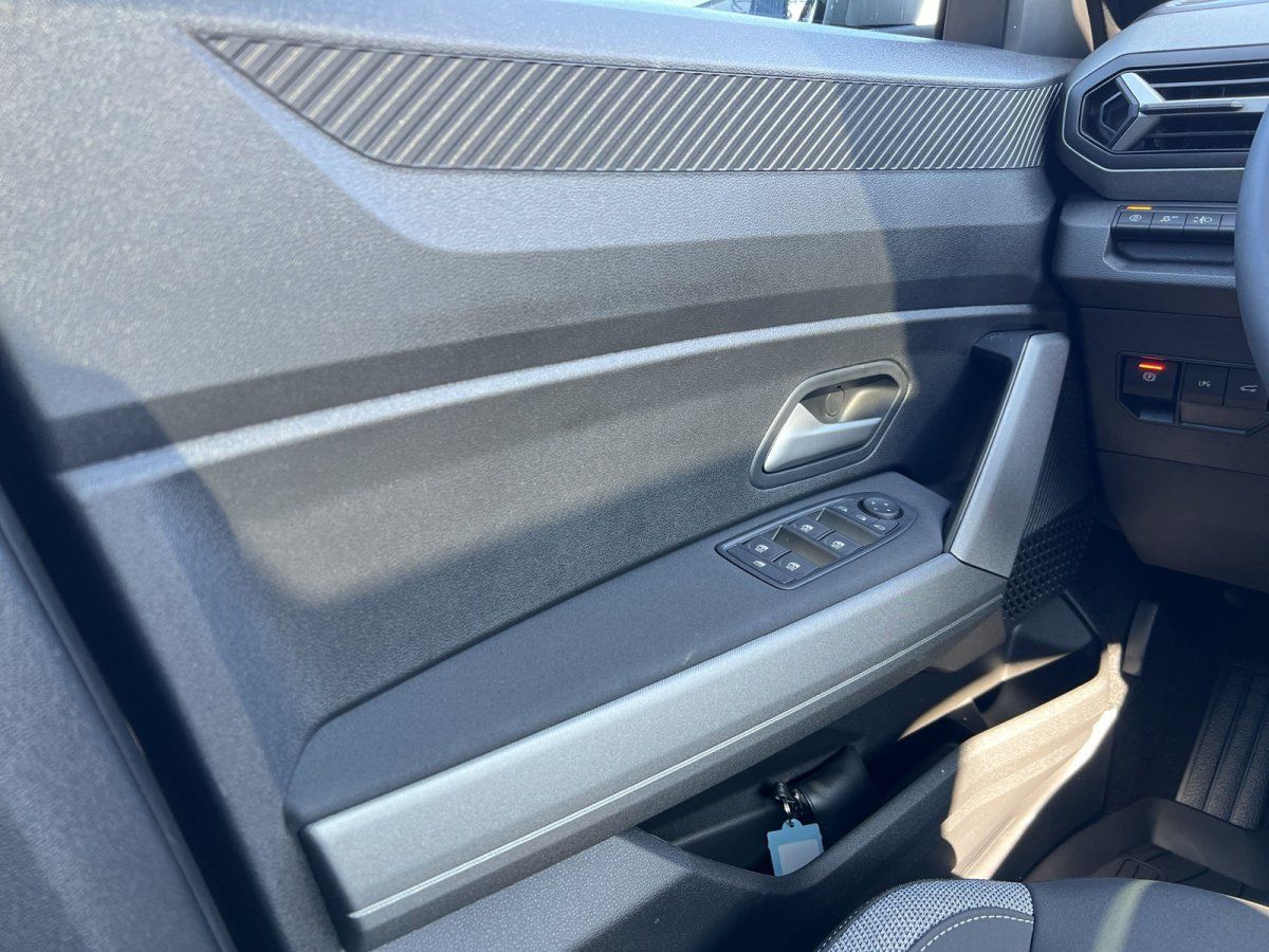 Fahrzeugtür Innenraum mit Fensterheber-Schaltern und Türverkleidung in Grau