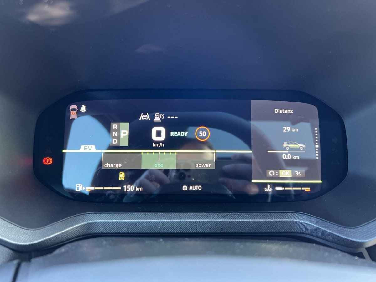 Digitales Kombiinstrument eines Hybrid-SUV mit EV-Anzeige, Reichweite 150 km und READY-Status