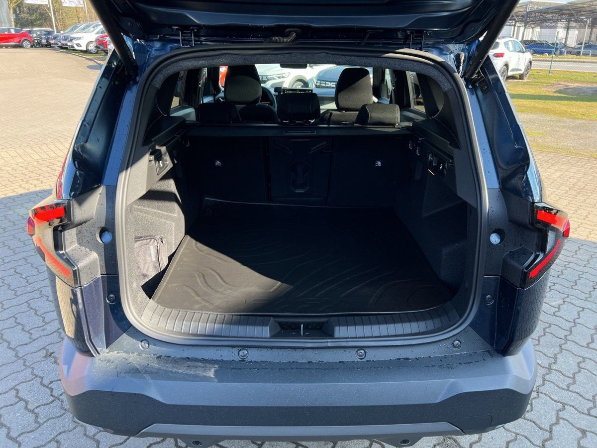 Blauer SUV mit geöffneter Heckklappe im Autohaus – geräumiger Kofferraum