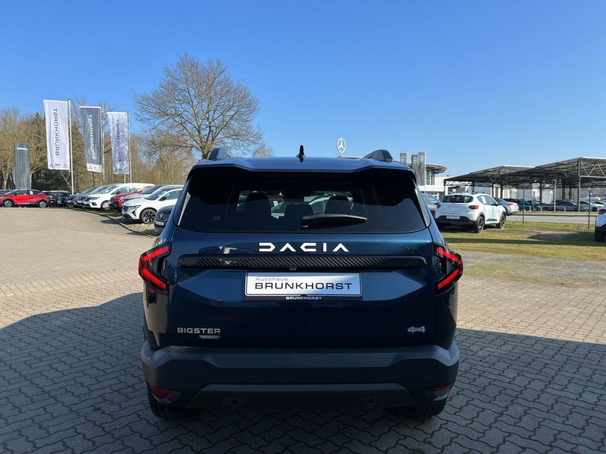 Dacia Bigster 4x4 in Dunkelblau Heckansicht im Autohaus Brunkhorst Showroom