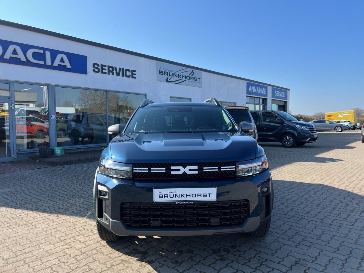 Dacia Duster SUV in Dunkelblau Frontansicht im Autohaus Brunkhorst Showroom