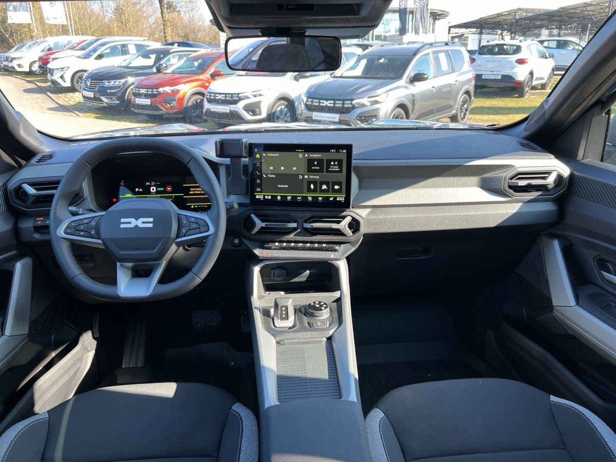 Dacia Innenraum mit digitalem Cockpit, Touchscreen-Infotainment und modernem Armaturenbrett