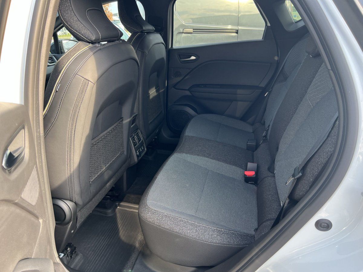 Fahrzeuginnenraum Rücksitzbank mit schwarzen Ledersitzen und grauen Stoffsitzen in modernem SUV