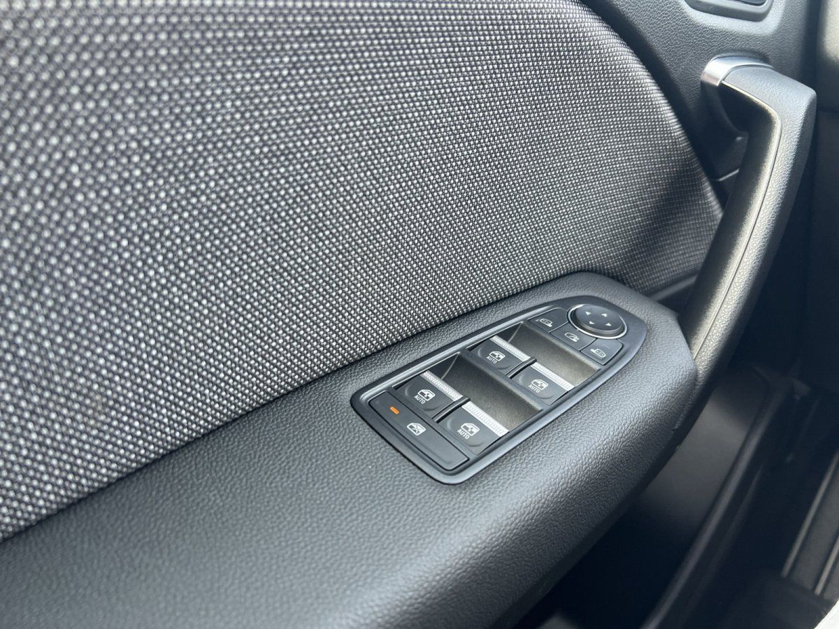 Volkswagen Innenraum Fahrertür mit Fensterheber und Spiegelverstellung im VW Autohaus