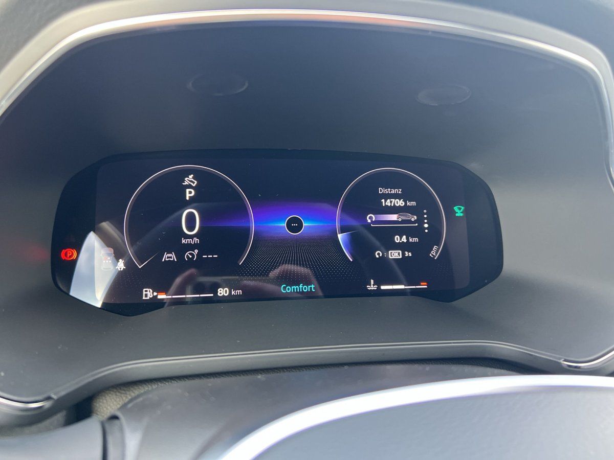 Blick durch Windschutzscheibe auf Autohaus-Showroom mit mehreren SUVs