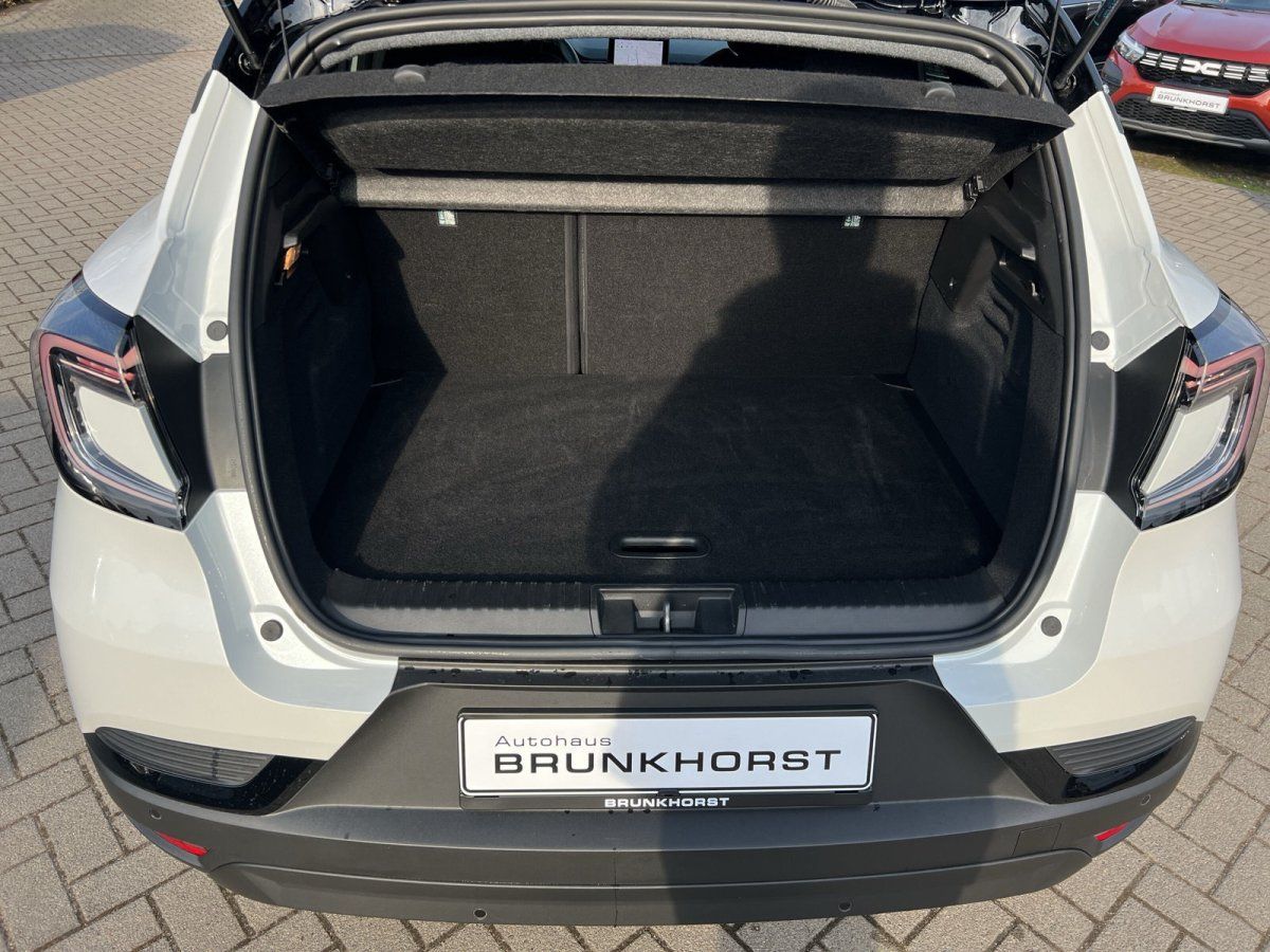 Weißer Crossover SUV mit geöffnetem Kofferraum im Autohaus Brunkhorst Showroom