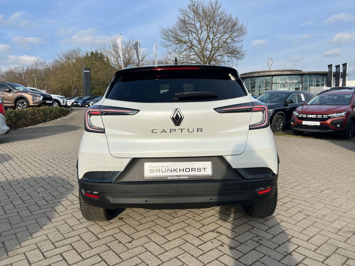 Renault Captur II weiß Heckansicht im Autohaus Brunkhorst Showroom