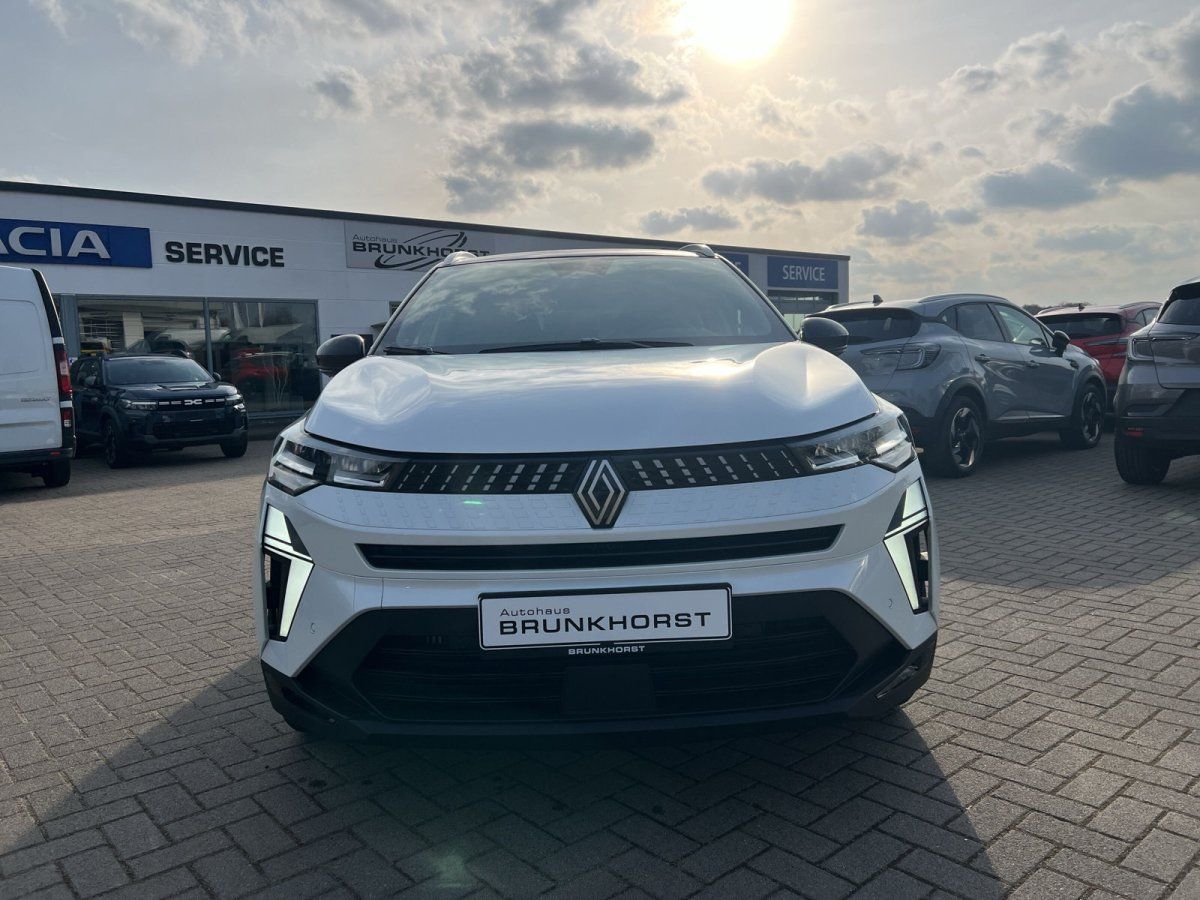 Renault SUV in Weiß Frontansicht im Autohaus Brunkhorst Showroom