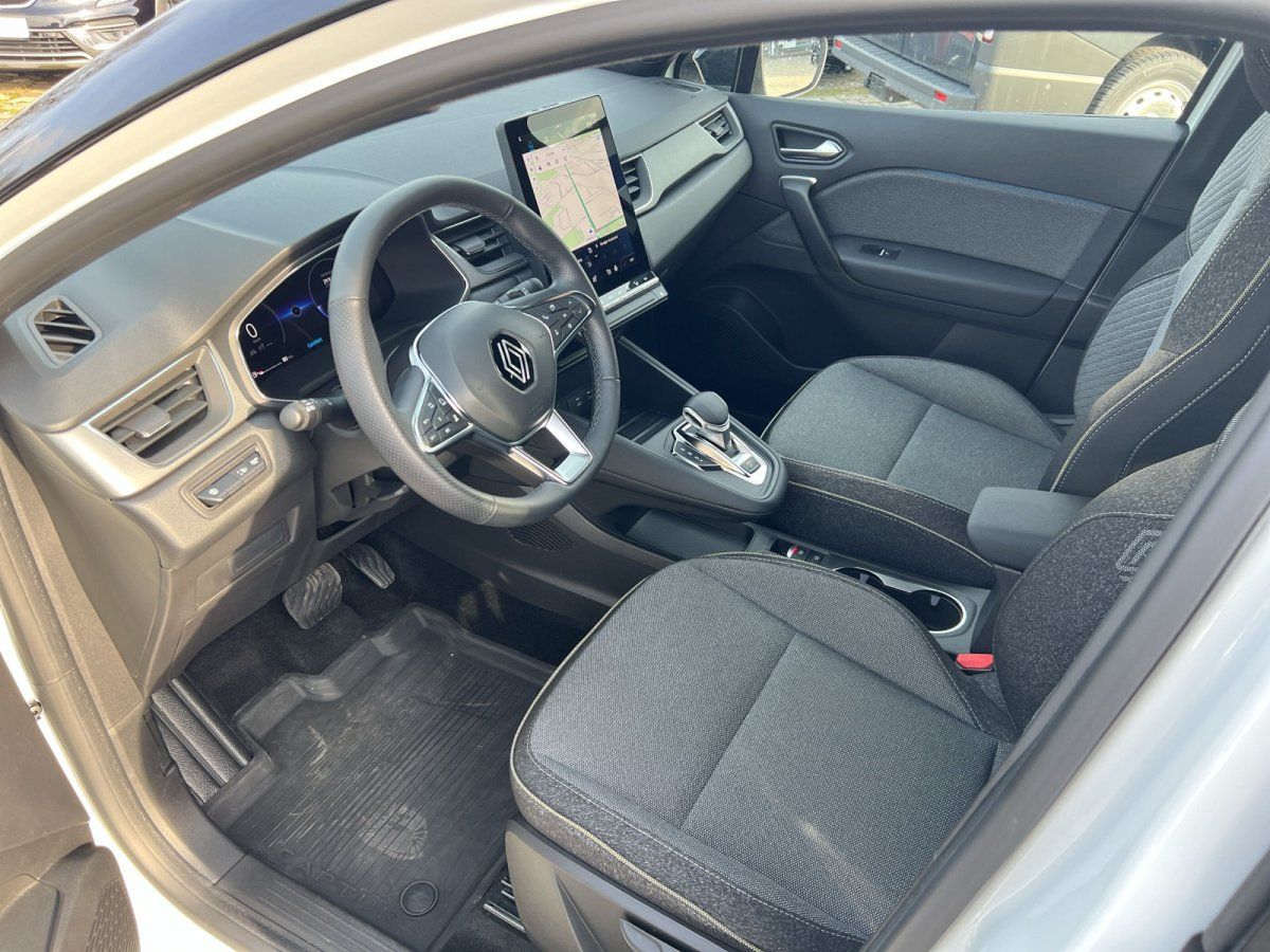 Renault Innenraum mit schwarzen Stoffsitzen, Lenkrad und großem Touchscreen-Navigationssystem