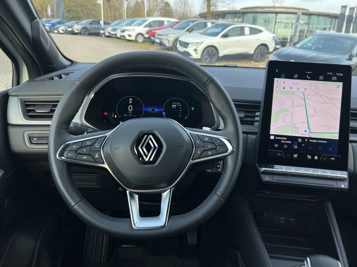 Renault Innenraum mit Lederlenkrad und großem Touchscreen-Navigationssystem im Autohaus