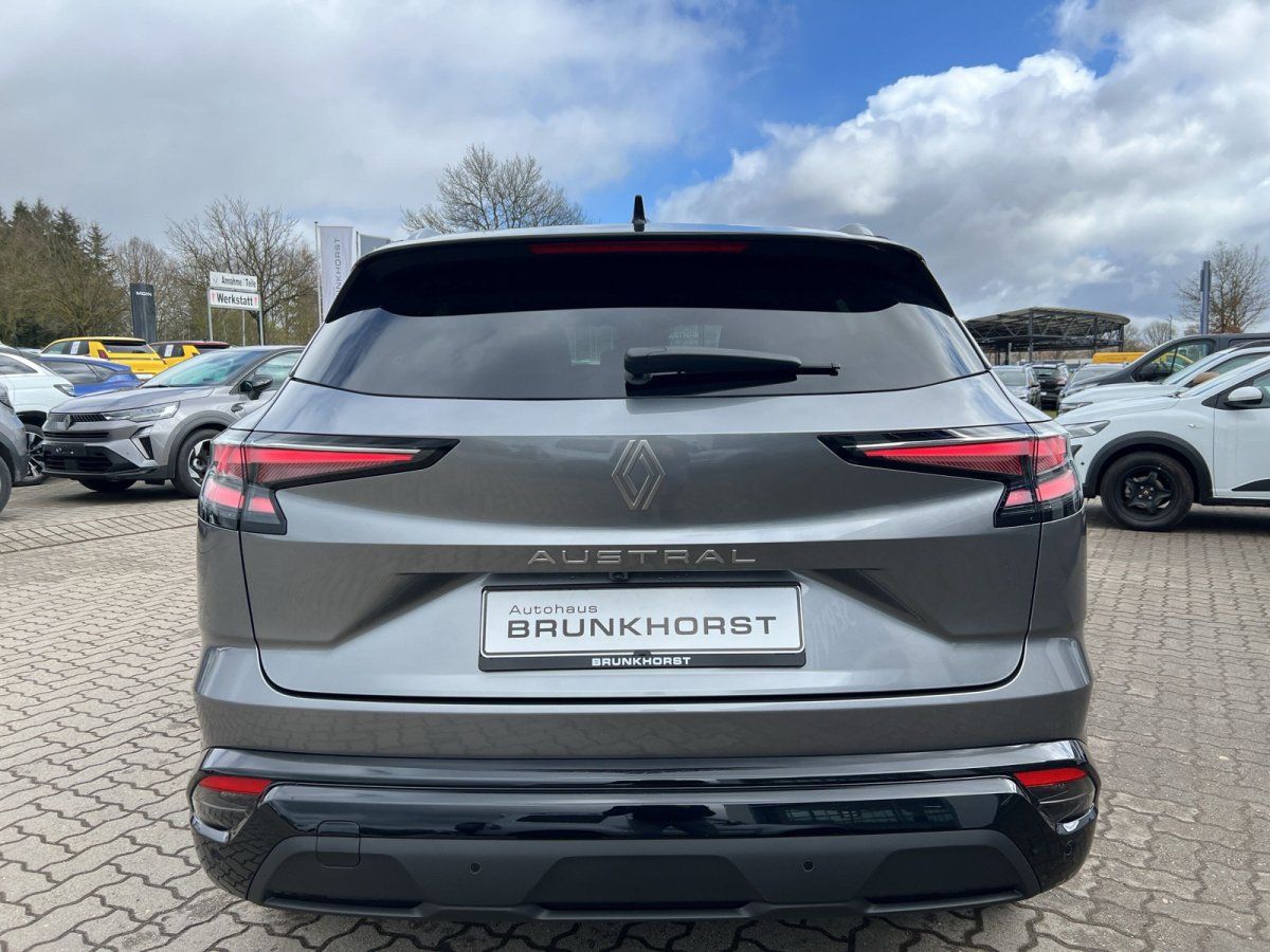 Renault Austral SUV in grau von hinten mit Kennzeichen im Autohaus